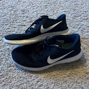 Women’s black Nike free run tennis shoes-used condition